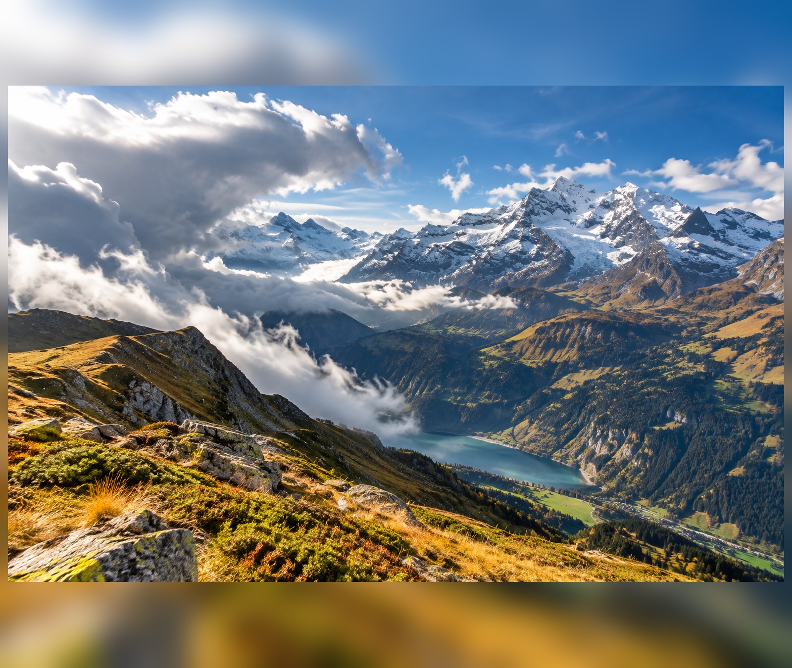 Alpenlandschaft mit hohen verschneiten Gipfeln als Symbolbild für die Frage nach dem ersten Wintereinbruch.