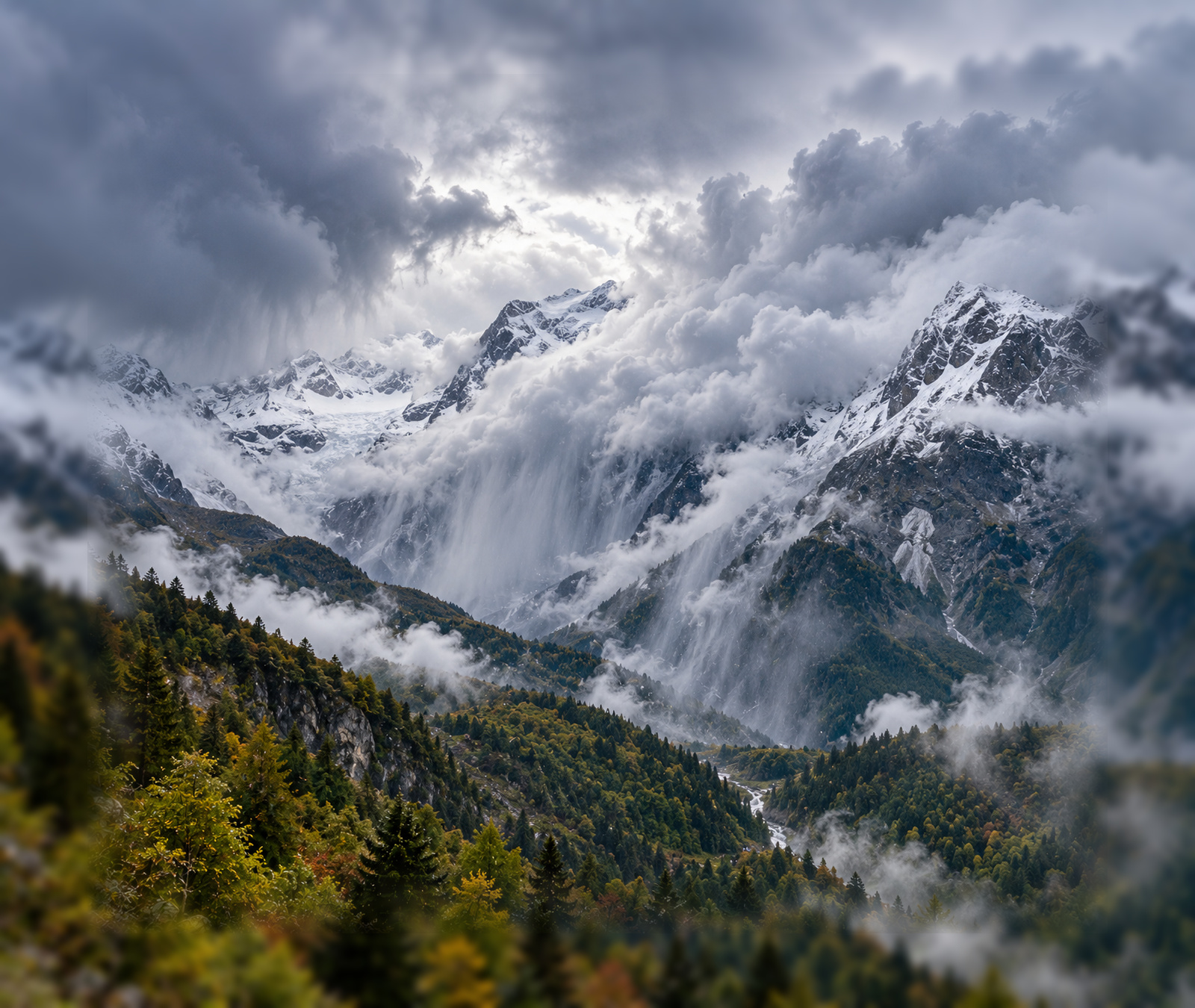 Dichte Niederschlagswolken über einer alpinen Landschaft als Symbolbild für eine Südstaulage im Tessin