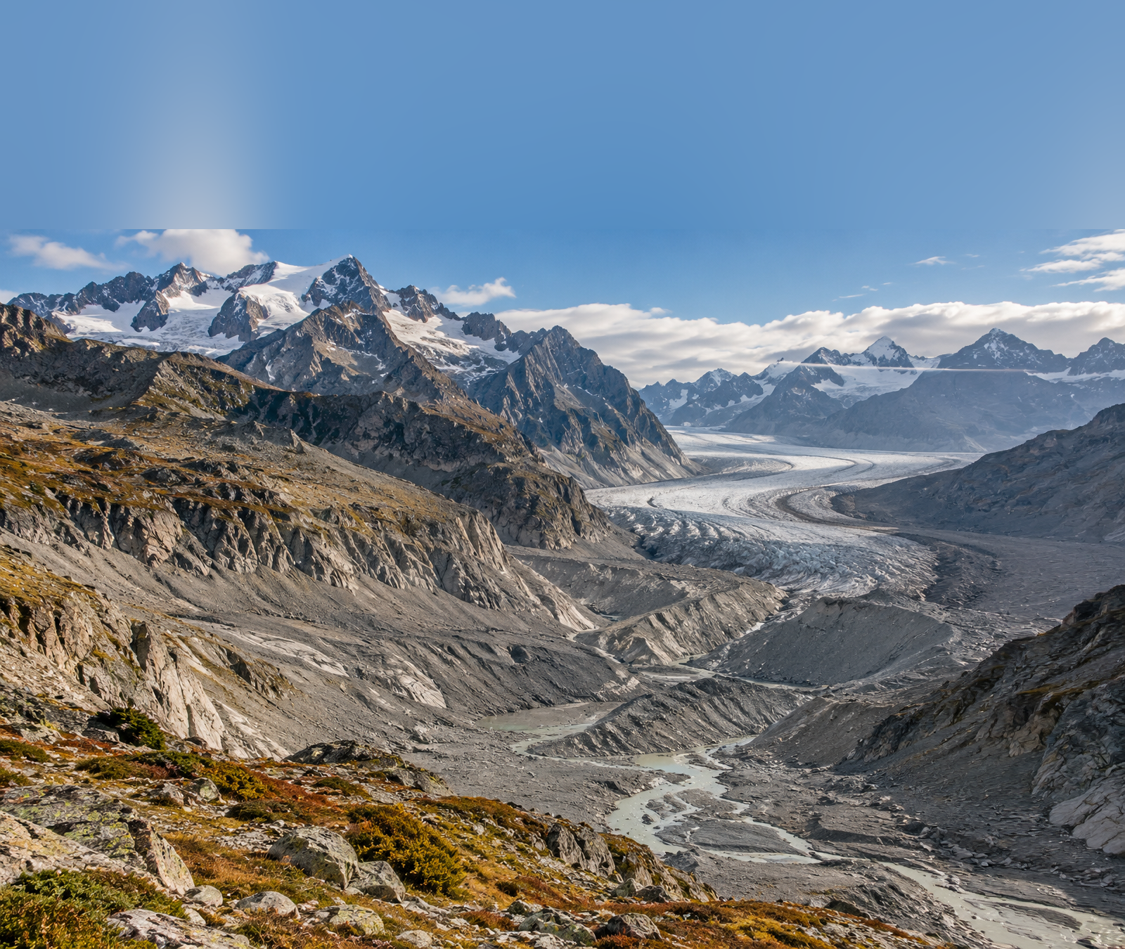 Redaktionelles Symbolbild eines stark zurückweichenden Alpengletschers mit freigelegtem Gletschervorfeld.